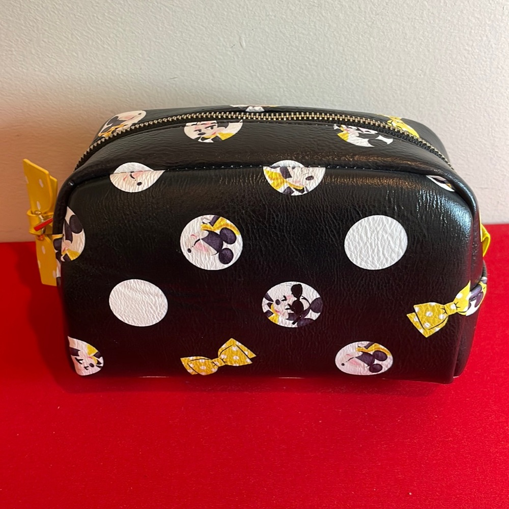 EXCLUSIVE DISNEY MINNIE ROCK THE DOTS COSMETIC BAG NWOT